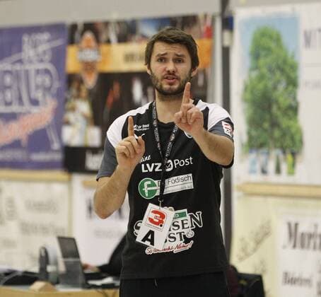 Germany Kriftel 05 11 2017 Handball Hessen 3 League West Women Season 2017 2018 TuS Kriftel red HC Leipzig yellow v l Coach Max Berthold Leipzig Sport TuS Kriftel HC Leipzig