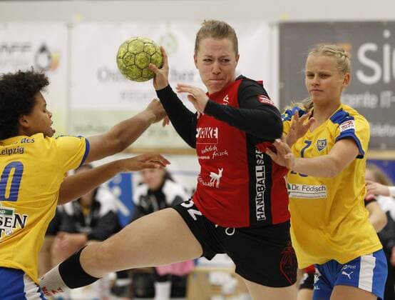 Germany Kriftel 05 11 2017 Handball Hessen 3 League West Women Season 2017 2018 TuS Kriftel red HC Leipzig yellow v l Sharleen Greschner Leipzig Cathrin Groetzki TuS Kriftel Julia Weise Leipzig Sport TuS Kriftel HC Leipzig