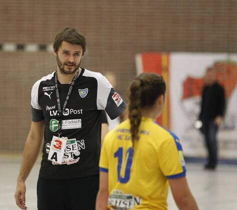 Germany Kriftel 05 11 2017 Handball Hessen 3 League West Women Season 2017 2018 TuS Kriftel red HC Leipzig yellow v l Coach Max Berthold Leipzig Sport TuS Kriftel HC Leipzig