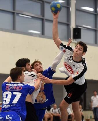 05 11 2017 xpsx Handball A Youth 1 Bundesliga HSG Hanau TVG Junior Academy v Tim Timglöckner TVG Nino Jedinak Hanau Hanau Hessen Germany