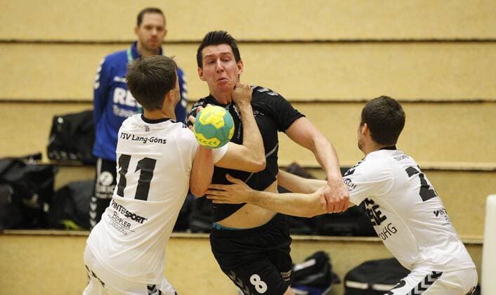 Germany Hattersheim 05 11 2017 Handball Hessen Landesliga Mitte Mens Season 2017 2018 TSG Eddersheim red TSV Lang Gons ws v l Dennis Hopp Lang Gons Niklas Becker Eddersheim Robin Zapf Lang Gons Sport TSG Eddersheim TSV Lang Gons