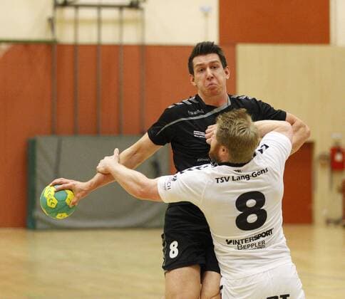 Germany Hattersheim 05 11 2017 Handball Hessen Landesliga Mitte Mens Season 2017 2018 TSG Eddersheim red TSV Lang Gons ws v l Niklas Becker Eddersheim Christopher Jaenicke Lang Gons Sport TSG Eddersheim TSV Lang Gons