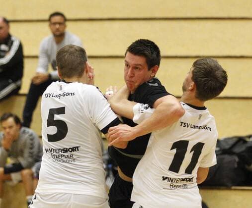 Germany Hattersheim 05 11 2017 Handball Hessen Landesliga Mitte Mens Season 2017 2018 TSG Eddersheim red TSV Lang Gons ws v l Goalkeeper Markus Schwalb Lang Gons Niklas Becker Eddersheim Dennis Hopp Lang Gons Sport TSG Eddersheim TSV Lang Gons