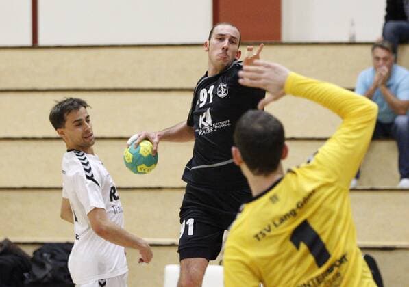 Germany Hattersheim 05 11 2017 Handball Hessen Landesliga Mitte Mens Season 2017 2018 TSG Eddersheim red TSV Lang Gons ws v l Rene Morgenstern Eddersheim Keeper Markus Schmidt Lang Gons Sport TSG Eddersheim TSV Lang Gons