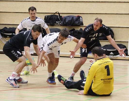 Germany Hattersheim 05 11 2017 Handball Hessen Landesliga Mitte Mens Season 2017 2018 TSG Eddersheim red TSV Lang Gons ws v l Lukas Mouse Eddersheim Dennis Hopp Lang Gons Rene Morgenstern Eddersheim Keeper Markus Schmidt Lang Gons Sport TSG Eddersheim TSV Lang Gons