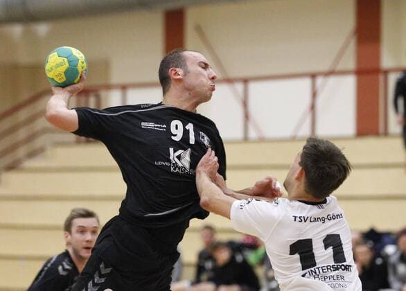 Germany Hattersheim 05 11 2017 Handball Hessen Landesliga Mitte Mens Season 2017 2018 TSG Eddersheim red TSV Lang Gons ws v l Rene Morgenstern Eddersheim Dennis Hopp Lang Gons Sport TSG Eddersheim TSV Lang Gons