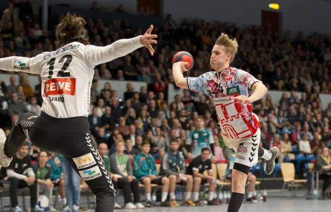 Handball Handball 3 Liga Nord 2017 2018 Handball Sportverein Hamburg vs Oranienburger HC Ivan Szabo Oranienburg Christopher Rix Hamburg successful goal throw Sporthalle Hamburg Hamburg