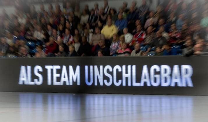 Handball Handball 3 Liga Nord 2017 2018 Handball Sportverein Hamburg vs Oranienburger HC Fans Bandenwerbung Unbeatable as a team Sporthalle Hamburg Hamburg