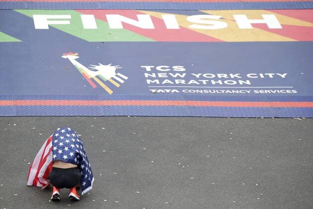 Bilder des Tages - SPORT American runner Shalane Flanagan reacts draped in an American Flag after crossing the finish line winning the women s NYRR TCS New York City Marathon in New York City on November 5, 2017. Shalane Flanagan becomes the first American to win the women s NYC Marathon since 1977. 50,000 runners from the Big Apple and around the world raced through the five boroughs on a course that winds its way from the Verrazano Bridge before crossing the finish line by Tavern on the Green in Central Park.  NYP20171105110 JOHNxANGELILLO