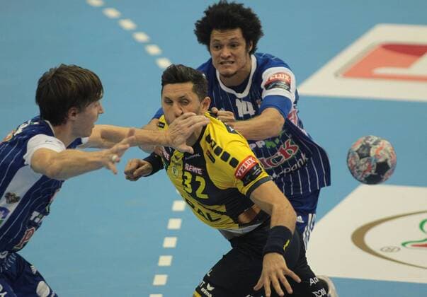 05.11.2017 Szeged(Hungary) Mol Pick Szeged-Rhein Neckar Löwen EHF Champions League men s handball Jonas Kallman(L) and Thiagus Dos Santos(r) try to stop Alexander Petersson(c) Rhein Neckar Löwen : 