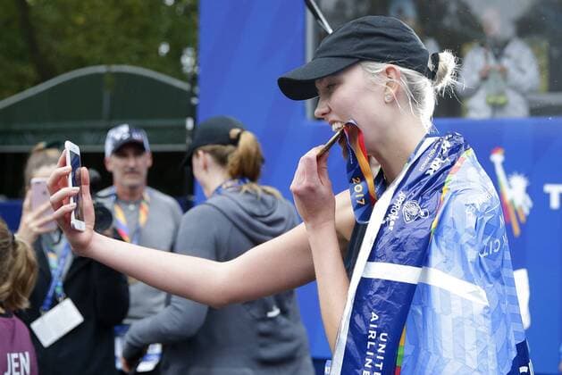 Super Model Karlie Kloss takes a selfie while biting down on her Marathon Medal after she crosses the finish line completing the NYRR TCS New York City Marathon in New York City on November 5, 2017. 50,000 runners from the Big Apple and around the world raced through the five boroughs on a course that winds its way from the Verrazano Bridge before crossing the finish line by Tavern on the Green in Central Park.  NYP20171105141 JOHNxANGELILLO