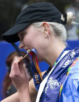 Super Model Karlie Kloss takes a selfie while biting down on her Marathon Medal after she crosses the finish line completing the NYRR TCS New York City Marathon in New York City on November 5, 2017. 50,000 runners from the Big Apple and around the world raced through the five boroughs on a course that winds its way from the Verrazano Bridge before crossing the finish line by Tavern on the Green in Central Park.  NYP20171105142 JOHNxANGELILLO