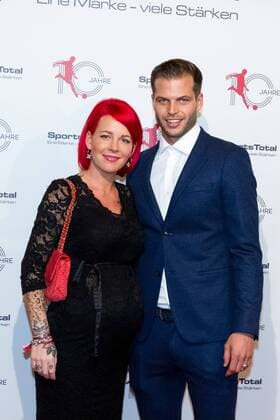 Dennis Diekmeier mit seiner Ehefrau Dana bei der 10 Jahre Sports Total Gala am 05.11.2017 in Köln. 10 Jahre Sports Total Gala, 2017-11-05 in Köln *** Dennis Diekmeier with his wife Dana at the 10 years Sports Total Gala on 05 11 2017 in Cologne 10 years Sports Total Gala 2017 11 05 in Cologne