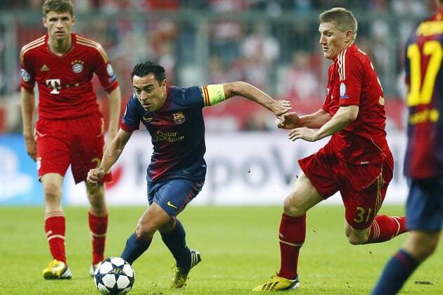 MUNCHEN - FC Bayern Munchen - FC Barcelona Barca 4-0 , Voetbal Champions League , seizoen 2012-2013 , 23-04-2013 , Alianz Arena , Barcelona speler Xavi Hernandez (m) met Bayern Munchen speler Thomas Muller (l) en Bayern Munchen speler Bastian Schweinsteiger (r). munchen - barcelona *** MUNCHEN FC Bayern Munchen FC Barcelona 4 0 Football Champions League season 2012 2013 23 04 2013 Alianz Arena Barcelona player Xavi Hernandez m with Bayern Munich player Thomas Muller l and Bayern Munich player Bastian Schweinsteiger r munchen barcelona 