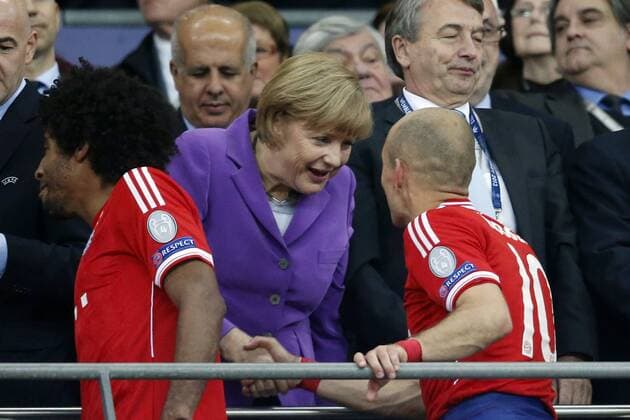 LONDON 25 05 2013 Wembley Stadium Champions Leaque Finale Borussia Dortmund Bayern Munich 1 2 Already a historic moment of joy after the last redeeming whistle signal Arjen Robben wins after two lost finals finally the cup with the big ears He is congratulated here by Angela Merkel borussia dortmund bayern munchen