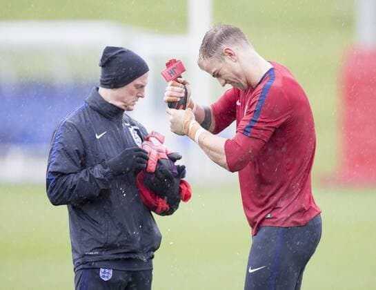 Bilder des Tages - SPORT Fu?ball, Training Nationalteam England England Training Joe Hart (right) of England rings his gloves out during training at St Georges Park, Burton upon Trent Content Not Available For UK Newspapers Copyright: xJAMESxWILSONx FIL-10915-0002