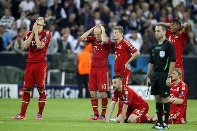 MUNCHEN 19 05 2012 Stadium Aliianz Arena season 2011 2012 Final Champions League FC Bayern Munich Chelsea 1 1 Chelsea wins after penalties Struggle at the penalties with ot van Buyten Arjen Robben Kroos and Contento bayern munchen chelsea