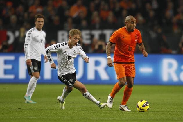 AMSTERDAM , Nederland - Duitsland , Amsterdam Arena, vriendschappelijk interland , 14-11-2012 , seizoen 2012-2013, Nederlands elftal speler Nigel de Jong (r ) met Duits elftal speler Lewis Holtby (l) . nederland - duitsland *** AMSTERDAM Netherlands Germany Amsterdam Arena Friendly Interland 14 11 2012 Season 2012 2013 Dutch Elftal Player Nigel de Jong R with German Elftal Player Lewis Holtby L Netherlands Germany 