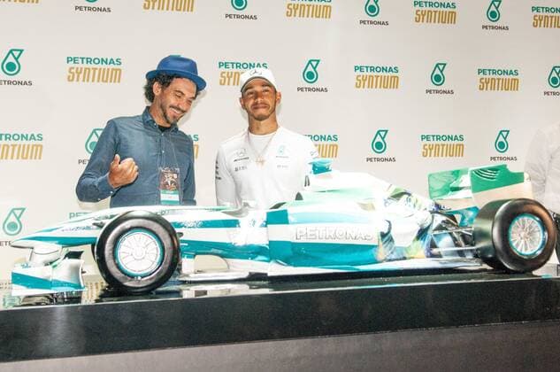 Coletiva Lewis Hamilton SÃO PAULO, SP - 08.11.2017: COLETIVA LEWIS HAMILTON - Eduardo Kobra and Lewis Hamilton during Lewis Hamilton Collective held at Vila Olímpia in São Paulo, SP. (Photo: Fábio Guinalz Fotoarena) x1423100x  FábioxGuinalz