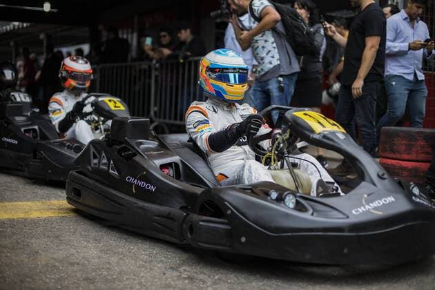 Formel 1, GP Brasilien, Kartrennen November 8, 2017 - Sao Paulo, Sao Paulo, Brazil - Nov, 2017 - Sao Paulo, Sao Paulo, Brazil - Spanish rider FERNANDO ALONSO (photo) and his teammate Belgian STOFFEL VANDOORNE of McLaren Honda participated in a Kart race at the Granja Viana kartodromo in Sao Paulo (SP) on Wednesday (8). The pilots are in Brazil to participate in the Formula 1 Grand Prix next Sunday. Fernando Alonso runs in a kart track in Sao Paulo - ZUMAc168 20171108_zap_c168_003 Copyright: xMarceloxChellox