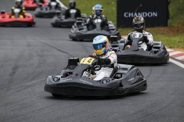 Bilder des Tages - SPORT Formel 1, GP Brasilien, Kartrennen November 8, 2017 - Sao Paulo, Sao Paulo, Brazil - Nov, 2017 - Sao Paulo, Sao Paulo, Brazil - Spanish rider FERNANDO ALONSO (photo) and his teammate Belgian STOFFEL VANDOORNE of McLaren Honda participated in a Kart race at the Granja Viana kartodromo in Sao Paulo (SP) on Wednesday (8). The pilots are in Brazil to participate in the Formula 1 Grand Prix next Sunday. Fernando Alonso runs in a kart track in Sao Paulo - ZUMAc168 20171108_zap_c168_006 Copyright: xMarceloxChellox