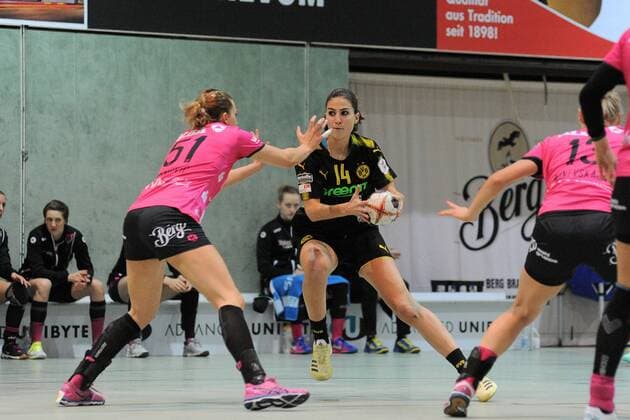 Irene Espinola Perez Borussia Dortmund 14 against Marija Obradovic TuSies Metzingen 51 TusSies Metzingen Handball league match 08 11 2017 Photo TBaur Eibner Metzingen Copyright: xBaurT Eibner-Pressefotox EP_ToBa