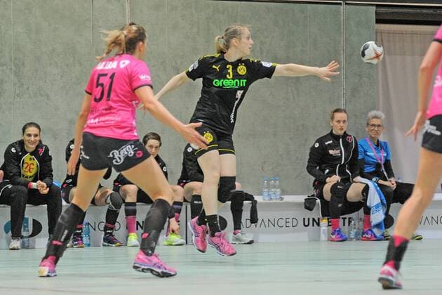 Stella Kramer Borussia Dortmund 3 against Marija Obradovic TuSies Metzingen 51 TusSies Metzingen Handball league match 08 11 2017 Photo TBaur Eibner Metzingen Copyright: xBaurT Eibner-Pressefotox EP_ToBa