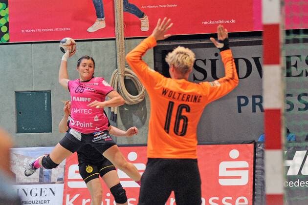 Katharina Beddies TuSies Metzingen 66 against Clara Woltering Borussia Dortmund 16 in goal TusSies Metzingen Handball league match 08 11 2017 Photo TBaur Eibner Metzingen Copyright: xBaurT Eibner-Pressefotox EP_ToBa