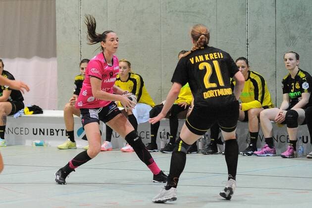 Monika Kobylinska TuSies Metzingen 8 against Harma van Kreij Borussia Dortmund 21 TusSies Metzingen Handball League match 08 11 2017 Photo TBaur Eibner Metzingen Copyright: xBaurT Eibner-Pressefotox EP_ToBa
