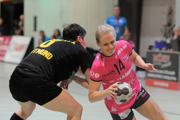 Sina Karlsson TuSsies Metzingen 14 against Anne Mueller Borussia Dortmund 8 TusSies Metzingen Handball League match 08 11 2017 Photo TBaur Eibner Metzingen Copyright: xBaurT Eibner-Pressefotox EP_ToBa