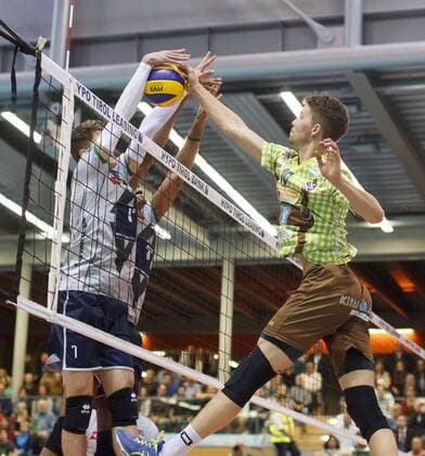 Attack Tom STROHBACH 10 HER right Volleyball Hypo Tiriol Alpenvolleys Unterhaching AV TSV Herrsching HER DVV Cup Men Eight Finals Season 2017 2018 am 08 11 2017 in Unterhaching B A Y E R N W E R K S P O R T A R A N A Germany x_MK40073x