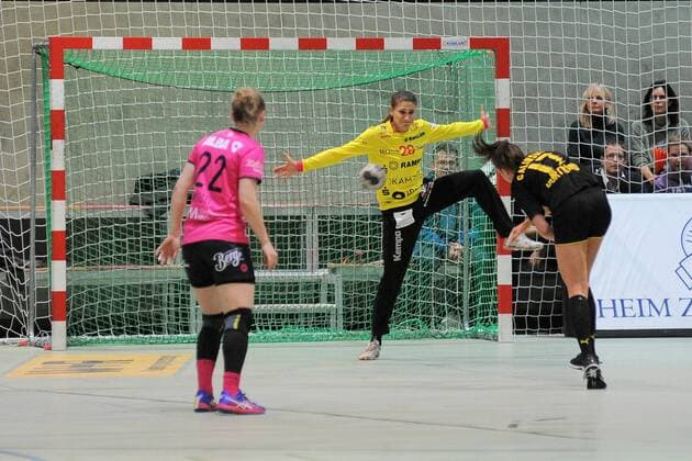 Isabell Roch TuSies Metzingen 26 in goal against Emilia Galinska Borussia Dortmund 17 TusSies Metzingen Handball league match 08 11 2017 Photo TBaur Eibner Metzingen Copyright: xBaurT Eibner-Pressefotox EP_ToBa
