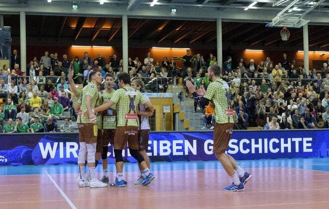 History written Herrsching Jubel in Hachings Halle Volleyball Hypo Tiriol Alpenvolleys Unterhaching AV TSV Herrsching HER DVV Cup Men Eight Finals Season 2017 2018 am 08 11 2017 in Unterhaching B A Y E R N W E R K S P O R T A R A N A Germany x_DSF3979x