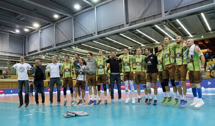 Joy dancing on a foreign floor Herrsching cheering after the end of the game Volleyball Hypo Tiriol Alpenvolleys Unterhaching AV TSV Herrsching HER DTM Cup Men Eight Finals Season 2017 2018 am 08 11 2017 in Unterhaching B A Y E R N W E R K S P O R T A R A N A Germany x_DSF4098x