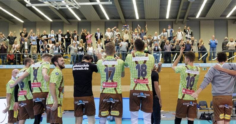 Herrsching Team rejoices in front of their fans after the end of the game Volleyball Hypo Tiriol Alpenvolleys Unterhaching AV TSV Herrsching HER DVV Cup Men Eight Finals Season 2017 2018 am 08 11 2017 in Unterhaching B A Y E R N W E R K S P O R T A R A N A Germany x20171108_122x