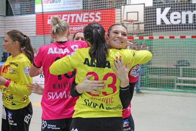 Julia Behnke TuSies Metzingen 93 and Jasmina Jankovic TuSies Mezingen 23 celebrate their victory TusSies Metzingen Handball league match 08 11 2017 Photo TBaur Eibner Metzingen Copyright: xBaurT Eibner-Pressefotox EP_ToBa