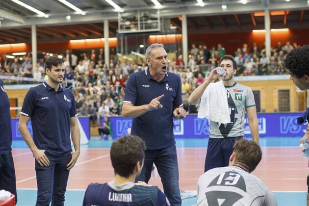 Address by coach Stefan CHRTIANSKY AV to his players Volleyball Hypo Tiriol Alpenvolleys Unterhaching AV TSV Herrsching HER DVV Cup Men Eight Finals Season 2017 2018 am 08 11 2017 in Unterhaching B A Y E R N W E R K S P O R T A R A N A Germany x_MK40079x