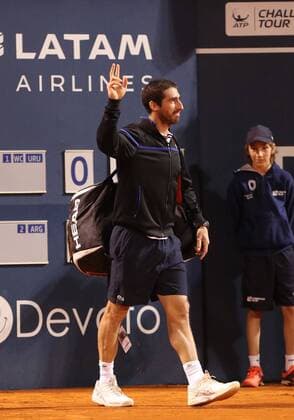 Uruguayan tennis player Pablo Cuevas attends his friendly match in which he made team with his compatriot, soccer player Diego Forlan, against Argentinian tennis player Guido Pella and Argentinian actor Martin Bossi, in the framework of the Uruguay Open in Montevideo, Uruguay, 08 November 2017. Tennis friendly match: Uruguay - Argentina !ACHTUNG: NUR REDAKTIONELLE NUTZUNG!  Copyright: xRaulxMartinezx MON201 20171109-636457948661347473