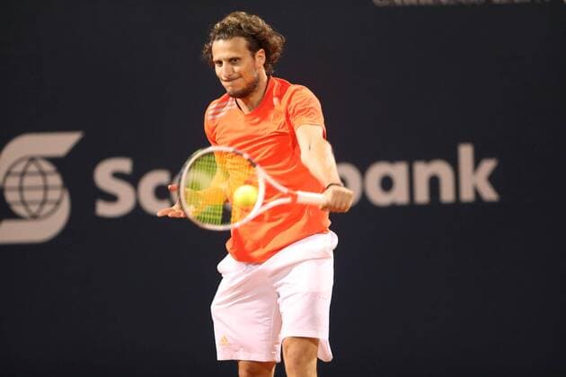 Themen der Woche - SPORT Bilder des Tages - SPORT Uruguayan soccer player Diego Forlan in action during his friendly match in which he made team with his compatriot, tennis player Pablo Cuevas, against Argentinian tennis player Guido Pella and Argentinian actor Martin Bossi, in the framework of the Uruguay Open in Montevideo, Uruguay, 08 November 2017. Tennis friendly match: Uruguay - Argentina !ACHTUNG: NUR REDAKTIONELLE NUTZUNG!  Copyright: xRaulxMartinezx MON201 20171109-636457949945851473