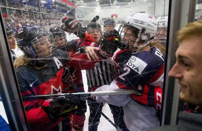 Bilder des Tages - SPORT November 8, 2017 - Florida, U.S. - LOREN ELLIOTT Times .Canada s Meghan Agosta (left) gets into a tussle with the United States Kelly Pannek (right) during the third period of a Four Nations Cup hockey game between the U.S. Womeno¢s national team Nationalteam and Canada at Florida Hospital Center Ice in Wesley Chapel, Fla., on Wednesday, Nov. 8, 2017. Women s Hockey 2017: Four Nations Cup - ZUMAs70_ 20171108_zan_s70_034 Copyright: xLorenxElliottx