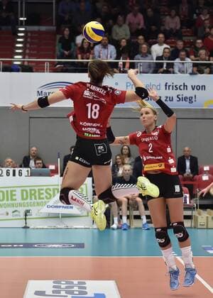 8 November 2017 Mareen Apitz DSC presents for Sasa Planinsec DSC Dresdner SC MTV Allianz Stuttgart 3 2 DVV Volleyball 1 Bundesliga
