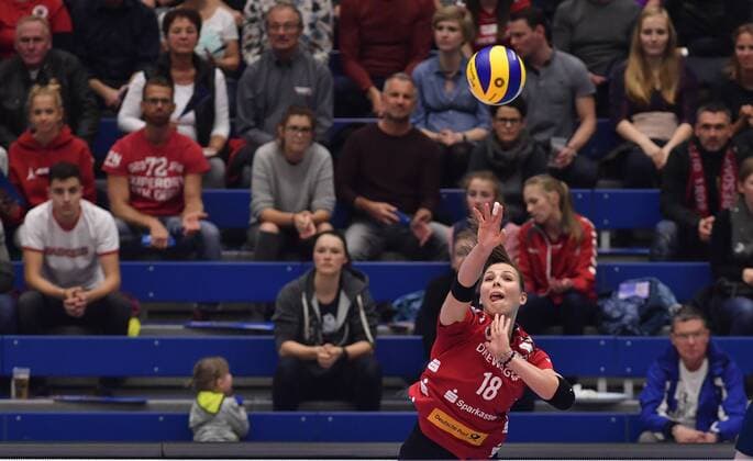 8 November 2017 Sasa Planinsec DSC on serve Dresdner SC MTV Allianz Stuttgart 3 2 DVV Volleyball 1 Bundesliga
