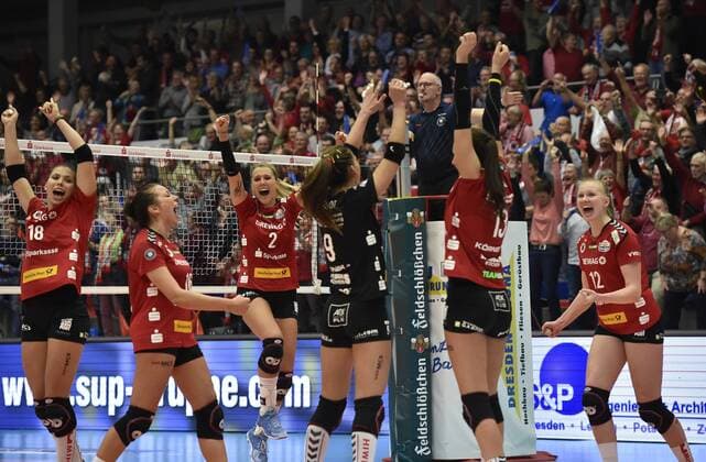 8 November 2017 Victory cheers v Sasa Planinsec DSC Katharina Schwabe DSC Mareen Apitz DSC Myrthe Schoot DSC Eva Hodanova DSC pk Dresdner SC MTV Allianz Stuttgart 3 2 DVV Volleyball 1 Bundesliga