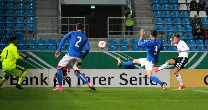 GER Internationals U20 Germany Italy 09 11 17 Chemnitz community4you Arena Stadium at the Gellertstrasse GER Season 2017 2018 U20 Germany vs Italy at the picture Sidney Friede Germany scored the goal for the 1 1 equalizer Goalkeeper Andrea Zaccagno Italy powerless