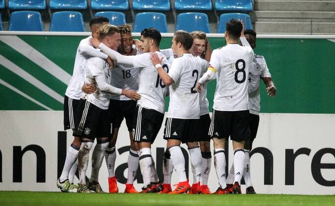 GER Internationals U20 Germany Italy 09 11 17 Chemnitz community4you Arena Stadium at Gellertstrasse GER Season 2017 2018 U20 Germany vs Italy at goal Torjubel Germany after scoring the 1 1 goal by Sidney Friede
