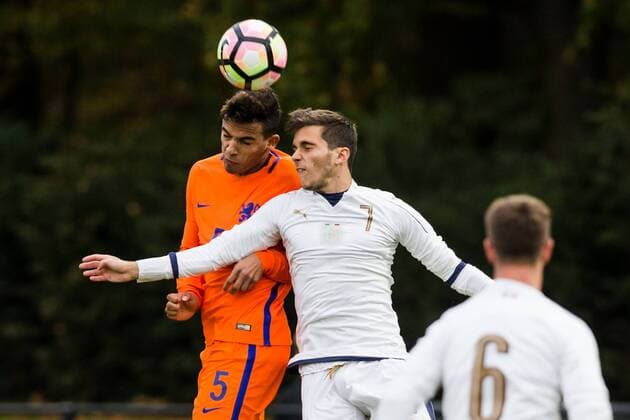 ZEIST - 09-11-2017 , voetbal , oefenwedstrijd , Campus Zeist , seizoen 2017 2018 , Nederland O19 - Italie O19 , Nederland speler Owen Wijndal (l) in duel met Italie speler Alessandro Mallamo (r) Nederland O19 - Italie O19  x1803864x