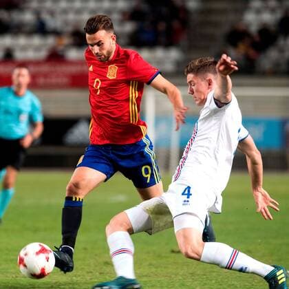 Spanish Borja Mayoral (L) vies for the ball with Icelandic Gudmundsson during the UEFA Under 21 Championship match between the national under 21 soccer teams of Spain and Iceland at the Nueva Condomina stadium in Murcia, Spain, 09 November 2017. Spain vs. Iceland !ACHTUNG: NUR REDAKTIONELLE NUTZUNG!  Copyright: xMarcialxGuillénx MUR001 20171109-636458639916802482