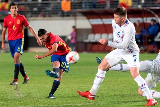 Spanish Dani Ceballos (L) vies for the ball with Icelandic Andresson during the UEFA Under 21 Championship match between the national under 21 soccer teams of Spain and Iceland at the Nueva Condomina stadium in Murcia, Spain, 09 November 2017. Spain vs. Iceland !ACHTUNG: NUR REDAKTIONELLE NUTZUNG!  Copyright: xMarcialxGuillénx MUR002 20171109-636458639948626482