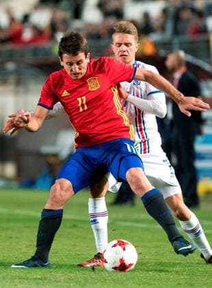 Spanish Oyarzabal (L) vies for the ball with Icelandic Magnusson during the UEFA Under 21 Championship match between the national under 21 soccer teams of Spain and Iceland at the Nueva Condomina stadium in Murcia, Spain, 09 November 2017. Spain vs. Iceland !ACHTUNG: NUR REDAKTIONELLE NUTZUNG!  Copyright: xMarcialxGuillénx MUR004 20171109-636458640642826482