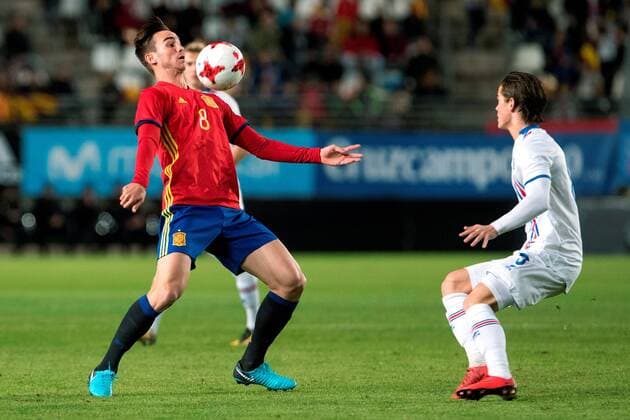 Spanish Fabian (L) vies for the ball with Icelandic Einarsson during the UEFA Under 21 Championship match between the national under 21 soccer teams of Spain and Iceland at the Nueva Condomina stadium in Murcia, Spain, 09 November 2017. Spain vs. Iceland !ACHTUNG: NUR REDAKTIONELLE NUTZUNG!  Copyright: xMarcialxGuillénx MUR005 20171109-636458641258714482